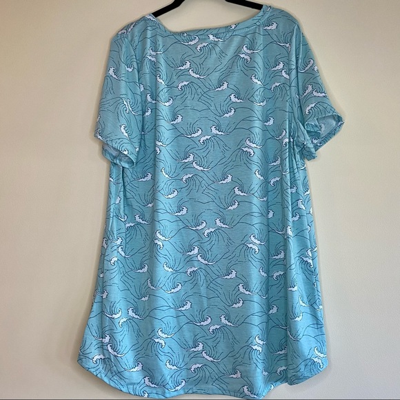 Lularoe Tee - 2XL - wave print - Picture 2 of 4